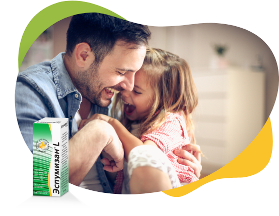 Sretni otac, nakon što je uzeo Espumisan 40 mg/ml oralne kapi, grli svoju kćer koja se smije