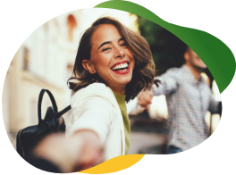 Nasmijana, aktivna mlada žena s crvenim ružem za usne hvata čovjeka za ruku i povlači ga naprijed