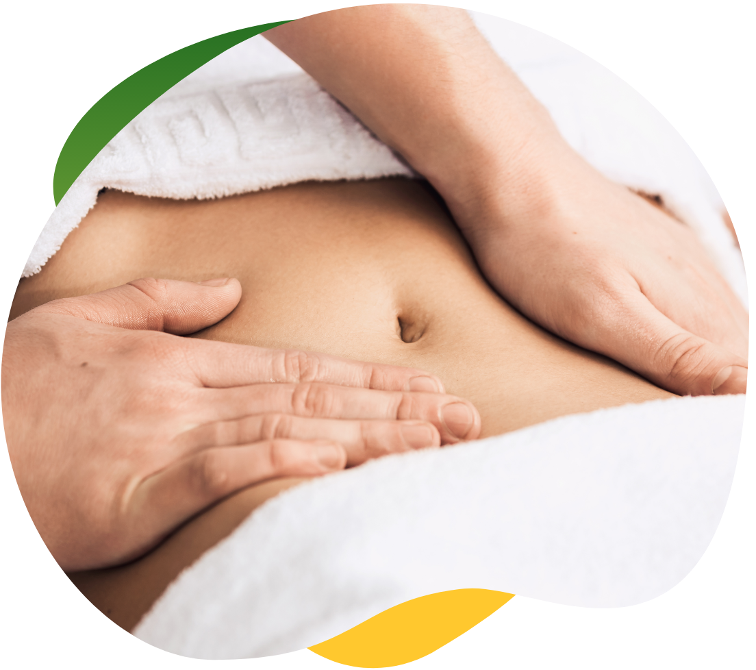 Torzo s rukama koje nježno masiraju trbuh