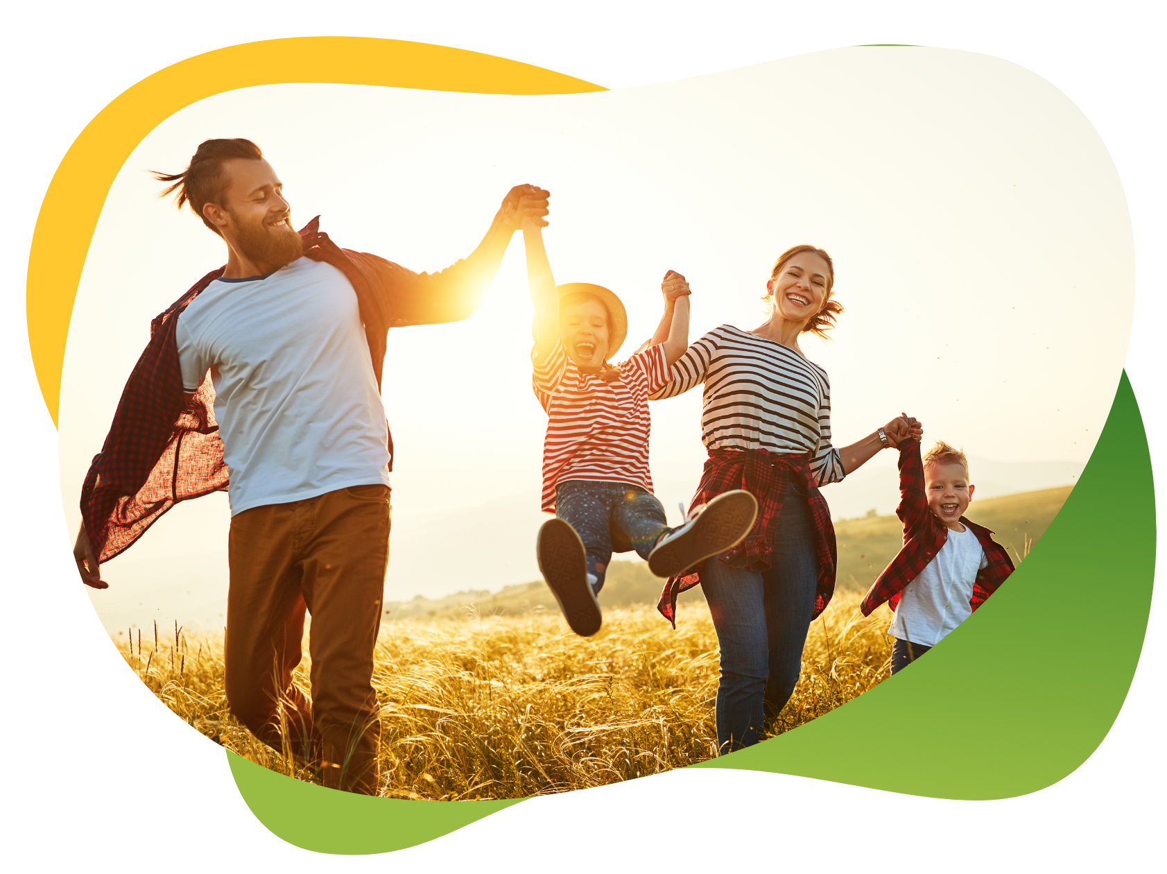 Roditelji trče kroz polje sa svoje dvoje djece i podižu jedno dijete u zrak