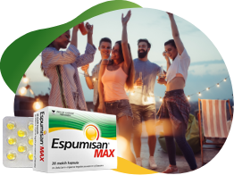 Skupina sretnih ljudi koji se zajedno dobro zabavljaju jedne tople večeri, uz pomoć Espumisan Maxa