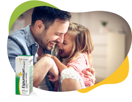 Sretan otac, nakon što je uzeo Espumisan 40 mg/ml oralne kapi, grli svoju kćer koja se smije