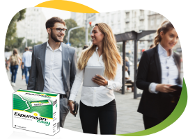 Dvije mlade žene i mladić u poslovnoj odjeći energično šetaju gradom, u prvom planu je pakiranje Espumisan Easy granula